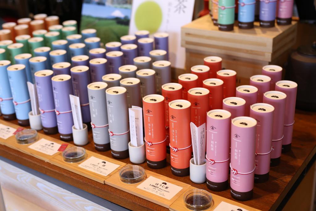 ５月からは、色とりどりのパッケージが目をひくHARUICHI STYLEの新茶ポップアップコーナーがスタート！